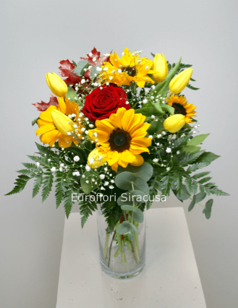 Bouquet con girasoli, tulipani gialli, rose rosse e verdi vari