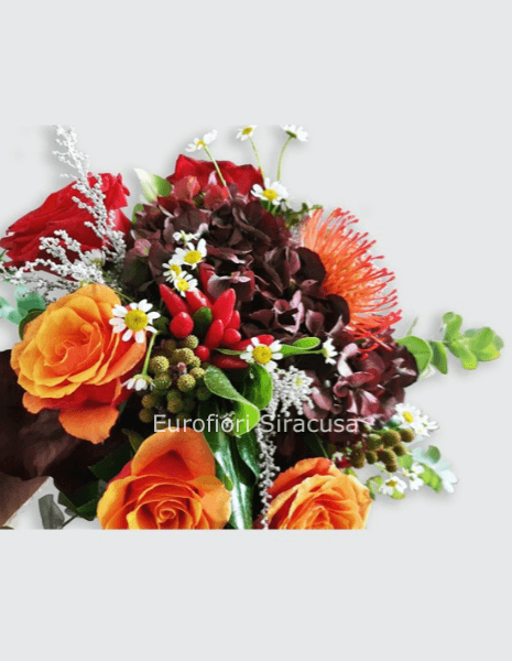 Bouquet di rose, ortensie, leucospermum, peperoncini e verdi vari