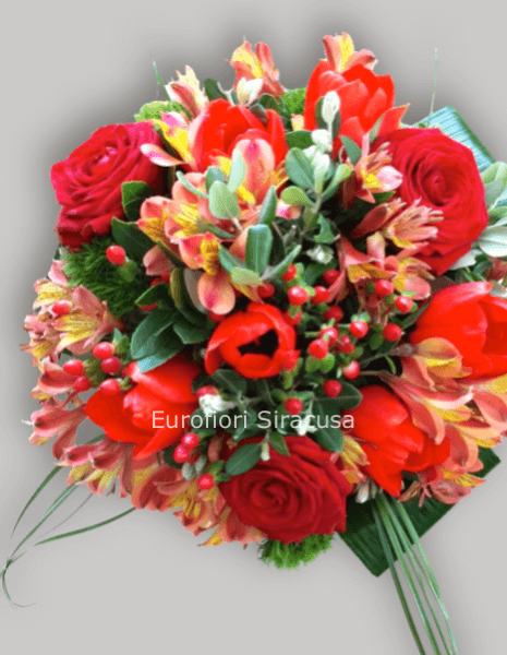 Bouquet di rose, tulipani, hypericum, alstroemerie e verdi vari