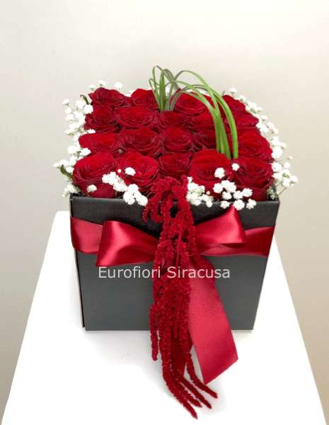 Box con venti rose rosse, gypsophila e beargrass