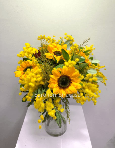 Bouquet con girasoli, mimose e fronde verdi